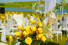 湖畔晴空下浪漫草坪婚礼的场地布置细节