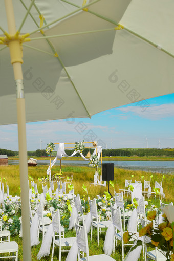 湖畔晴空下浪漫草坪婚礼的场地布置细节