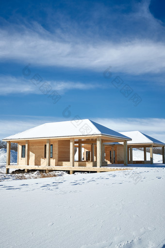 大雪过后的户外木屋