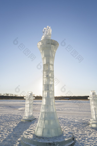 夕阳下雪原上晶莹剔透的冰雕建筑