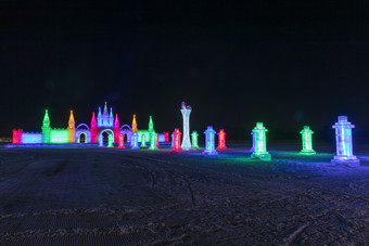 夜晚的冰雪城堡与五光十色的冰雕