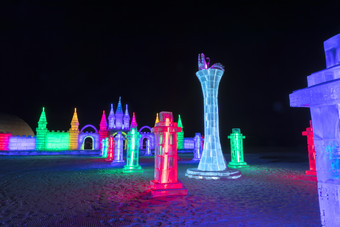 夜晚的冰雪城堡与五光十色的冰雕