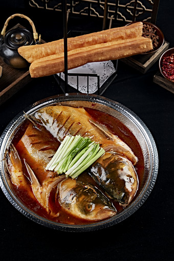 砂锅酱焖大鱼头配油条