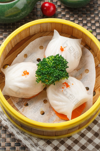 笼屉装的广东大虾饺摆放在餐布上