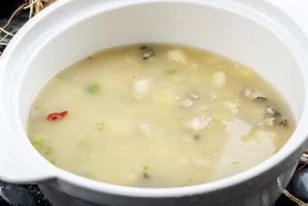 白色瓷盆装的土豆海鲜汤