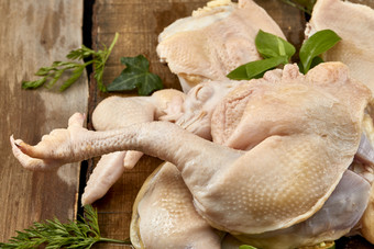 摆放在木板上的分切好的生鲜鸡肉
