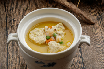 白色瓷汤中装的浓汤虾仁炖鱼子
