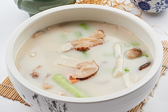 白色瓷汤盆装的丝瓜山珍菌汤