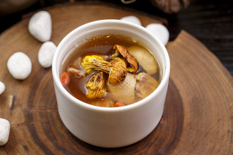白色瓷汤盅装的山珍菌炖老鸭汤