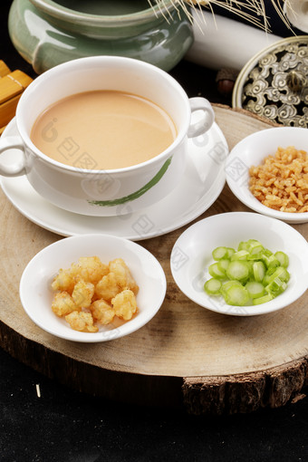 白色瓷餐具装的蒙古奶茶