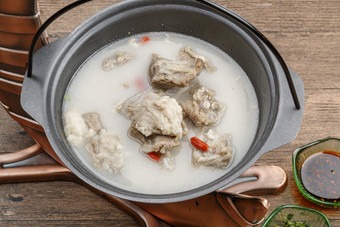铁锅奶汤枸杞水煮羊