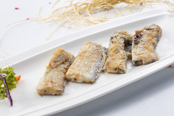 精美餐具装的法式铁板椒盐带鱼段