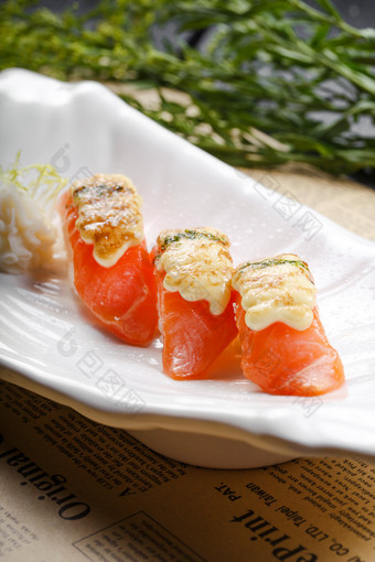芝士焗三文鱼手握寿司摆放在英文包装纸上