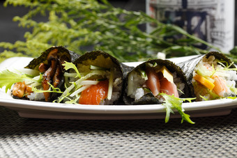 烤鳗鱼什锦海苔卷摆放在餐垫上