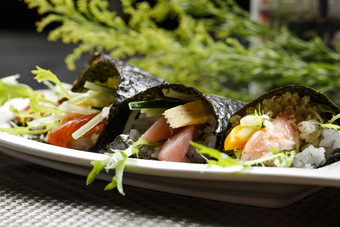 烤鳗鱼什锦海苔卷摆放在餐垫上