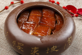 陶罐餐具装的秘制东坡肉