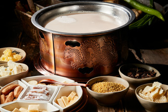 传统铜锅餐具装的蒙族炒米炖<strong>奶茶</strong>