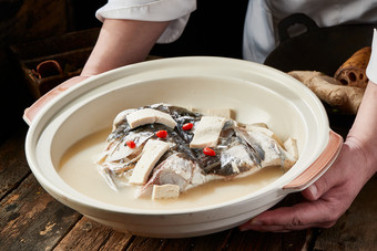 浓香野生鲢鱼头豆腐汤