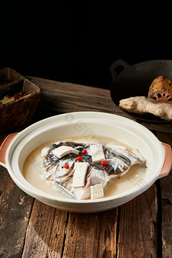 浓香野生鲢鱼头豆腐汤