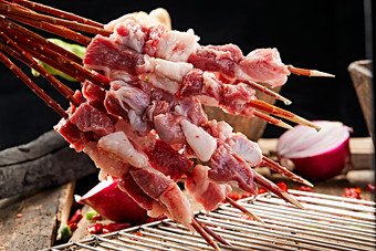 生<strong>鲜</strong>羊肉穿制的新疆红柳枝羊肉串