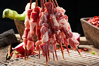 生<strong>鲜</strong>羊肉穿制的新疆红柳枝羊肉串