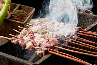满是烟火气的烤炉上的鲜羊肉<strong>新疆</strong>红柳大串