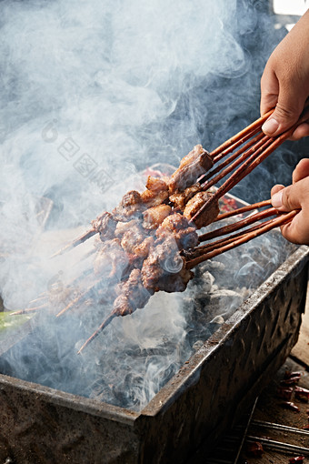 满是烟火气的烤炉上的鲜羊肉<strong>新疆</strong>红柳大串