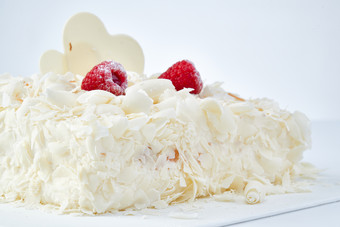 草莓白巧克力榴莲慕斯生日蛋糕