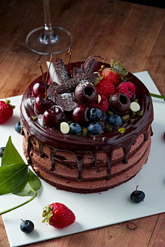 蓝莓草莓<strong>车厘子</strong>巧克力鲜奶慕斯生日蛋糕