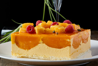 树莓芒果鲜奶慕斯蛋糕