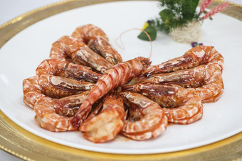 白色瓷盘装的油焖泰国黑虎虾