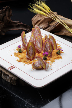 寿司帘上的扇形瓷盘装的自制川味腊肉香肠