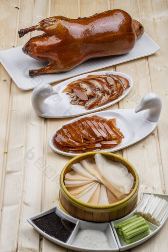 桑拿木质板上的北京烤鸭
