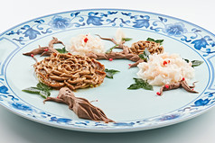 青花瓷盘装的迎宾菜牡丹花开口蘑富贵虾