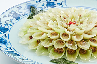 青花瓷盘装的西芹口蘑牛肉粒花开富贵迎宾菜