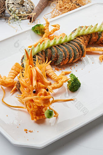 传统中国龙造型雕刻的蟹籽海苔卷