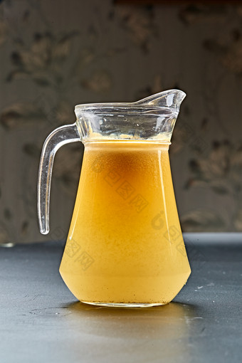 玻璃器皿装的鲜榨百香果汁