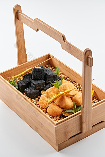 木质食盒装的自制双色炸<strong>豆腐</strong>