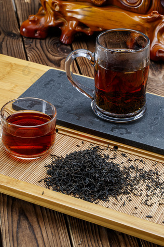 高级白瓷茶具装的沏好的普洱红茶