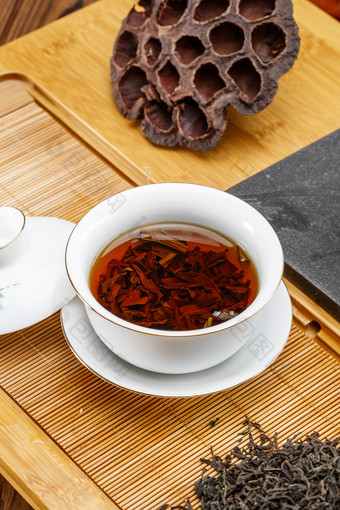 高级白瓷茶具装的沏好的<strong>普洱</strong>红茶