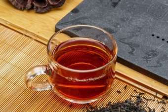 高级白瓷<strong>茶</strong>具装的沏好的普洱红<strong>茶</strong>