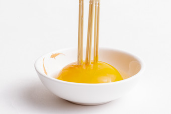 可另牙签树立的质地柔韧色泽金黄营养丰富的油<strong>鸡蛋</strong>黄