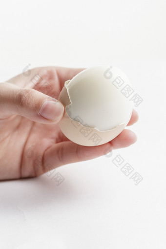 木质底板上的白瓷碟装着的蛋黄绵密蛋白细嫩的特产由<strong>鸡蛋</strong>