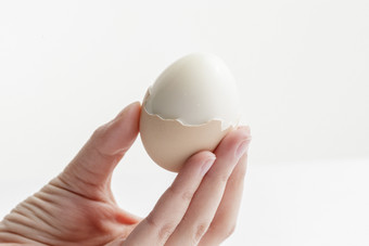 木质底板上的白瓷碟装着的蛋黄绵密蛋白细嫩的特产由<strong>鸡蛋</strong>