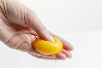 至于手中的质地柔韧色泽金黄营养丰富的油<strong>鸡蛋</strong>黄
