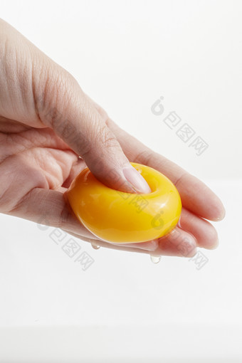 至于手中的质地柔韧色泽金黄营养丰富的油鸡蛋黄