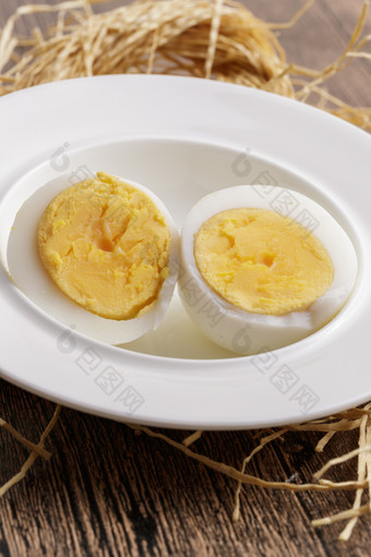 木质底板上的白瓷碟装着的蛋黄绵密蛋白细嫩的<strong>特产</strong>由鸡蛋