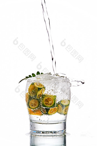 透明玻璃被装的满是冰块清凉解暑的碳酸饮料