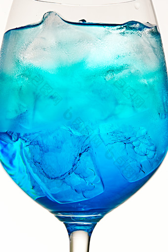酒杯中的清凉蓝橙汁百加得调制的鸡尾酒
