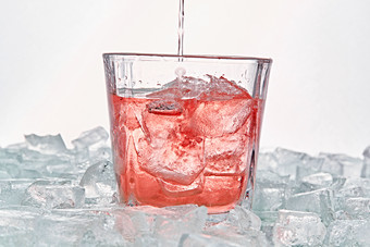 布满冰块的酒杯中的清凉桃子味预调酒